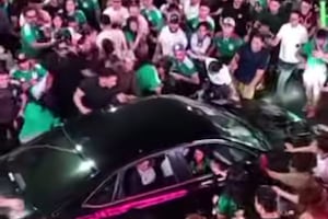 VIDEO Atropellamiento múltiple en Cabo San Lucas durante festejos de México deja 17 lesionados; vehículo embistió a personas en vía pública   