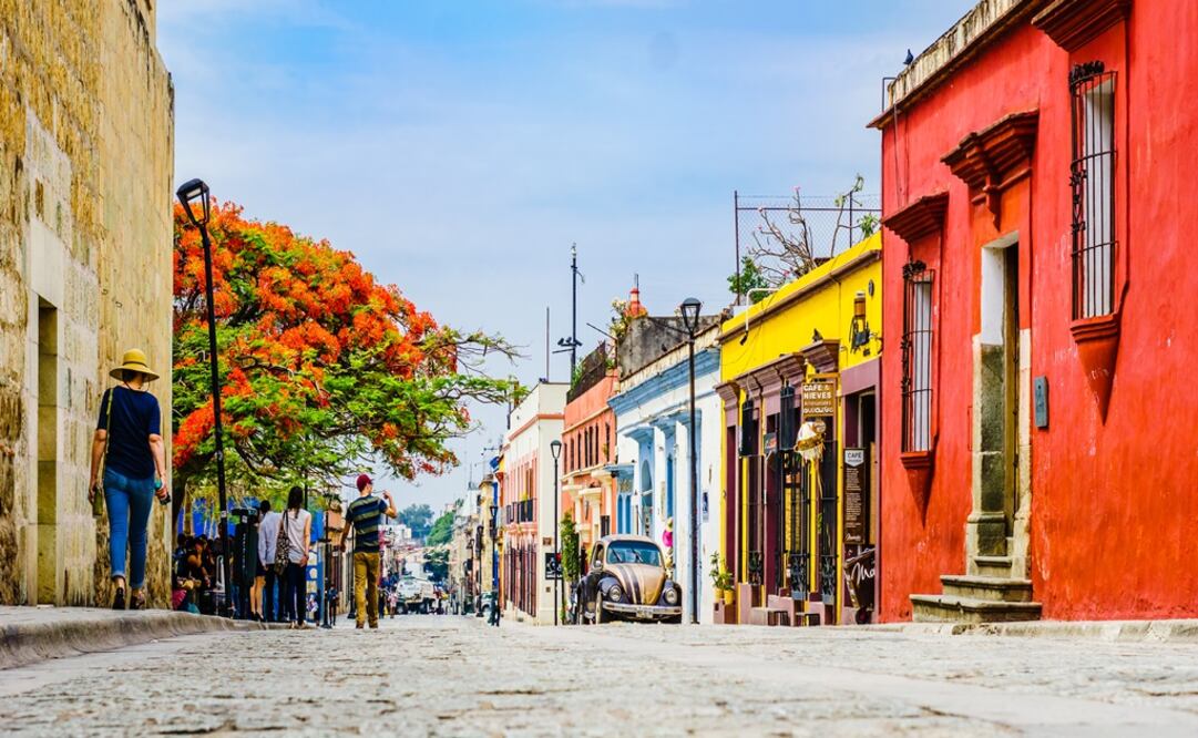  Camina sobre las calles coloridas de Oaxaca y visita sus restaurantes, cafeterías y bares. (Foto: iStock)