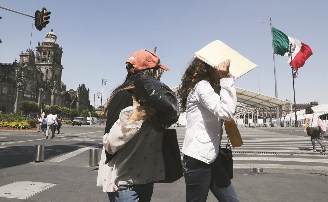 Los expertos recomiendan no exponerse a los rayos del sol y portar ropa liviana, así como tomar muchos líquidos. (JUAN CARLOS REYES. EL UNIVERSAL)