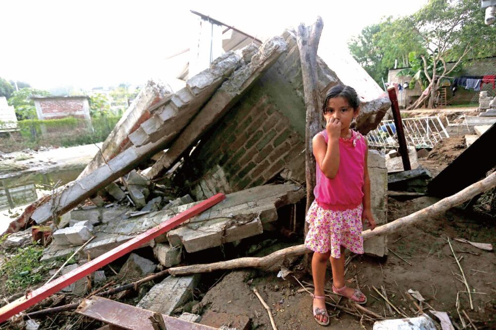 El municipio de Arteaga, Michoacán, resultó fuertemente afectado por el remanente del huracán "Patricia", al grado de que 80% de las comunidades de la localidad aún se encuentran incomunicadas (ARMANDO SOLÍS. EL UNIVERSAL)