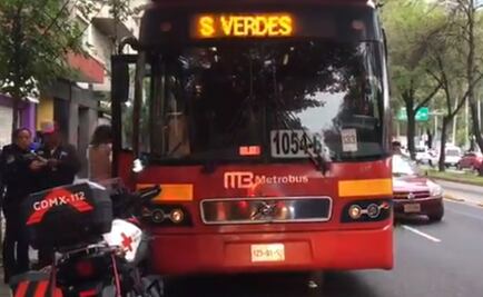 Metrobús choca con taxi que dio vuelta prohibida; reportan ocho lesionados