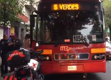 Metrobús choca con taxi que dio vuelta prohibida; reportan ocho lesionados