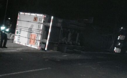 Vuelca tráiler en Insurgentes Sur