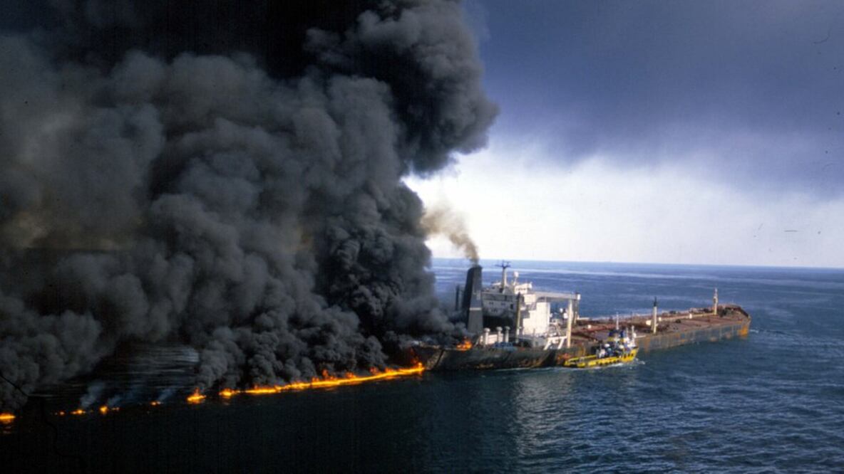 Las imágenes de barcos petroleros ardiendo en el estrecho de Ormuz no son del todo novedosas. Esta escena se produjo en diciembre de 1987, en medio de la guerra entre Irán e Irak (Foto: Getty Images)