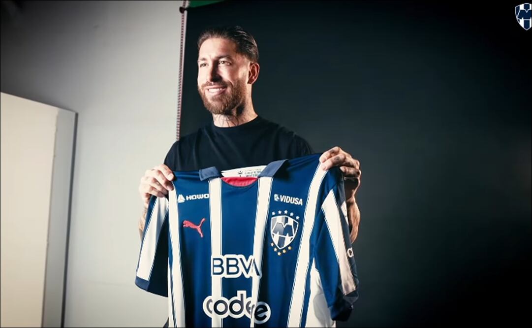 Sergio Ramos posa con la camiseta del Monterrey / Foto: Especiales