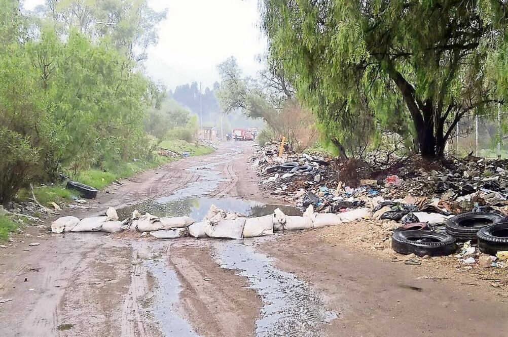 Para contener la fuga de diésel intervino personal de Protección Civil, bomberos de Tultitlán y Tlalnepantla (REBECA JIMÉNEZ. EL UNIVERSAL)