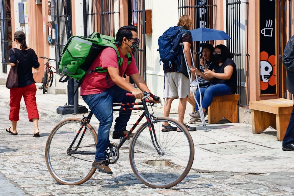 Empleados de plataformas digitales analizan opciones, como la vía judicial para obligar a que se regule su labor, afirmaron. Foto: Archivo El Universal