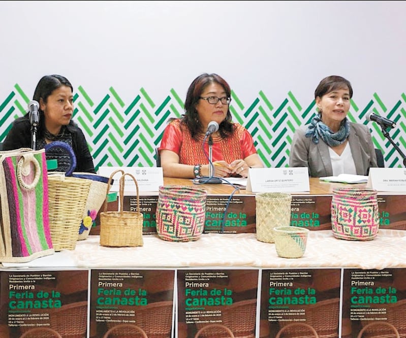 La secretaria de Pueblos y Barrios Originarios y Comunidades Indígenas Resistentes, Larisa Ortiz (centro), invita a la ciudadanía a cambiar las bolsas de plástico de un solo uso por canastas o cestos de mimbre o palma. ESPECIAL