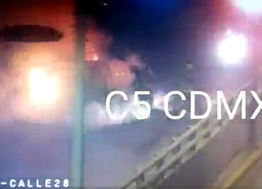 Se incendia auto en la alcaldía Venustiano Carranza