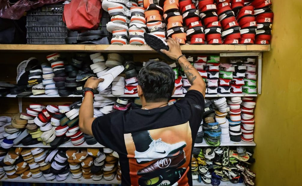 No sólo repara calzado; tunea tenis. Foto: Luis Camacho