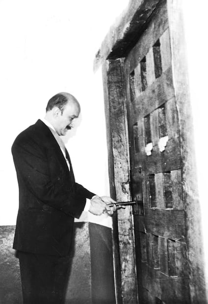 Carlos Salinas de Gortari en la cárcel de Dolores, 1994. En esa ocasión, el mandatario no liberó a infractores reales, sino a “criminales simbólicos” que sólo ingresaron a la celda para que el ejecutivo los perdonara. Foto: Presidencia/ESPECIAL.