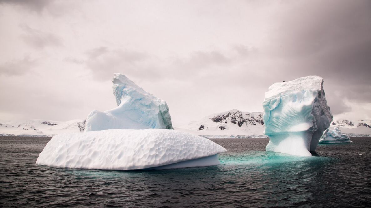 A bordo de cruceros de expedición podrás acercarte a enormes témpanos de hielo. Foto: Unsplash 
