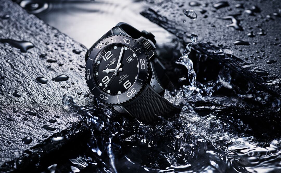 Su caja de 43 mm con corona atornillada, al igual que su esfera, hecha también de cerámica, con numeración arábiga y 10 cabujones.