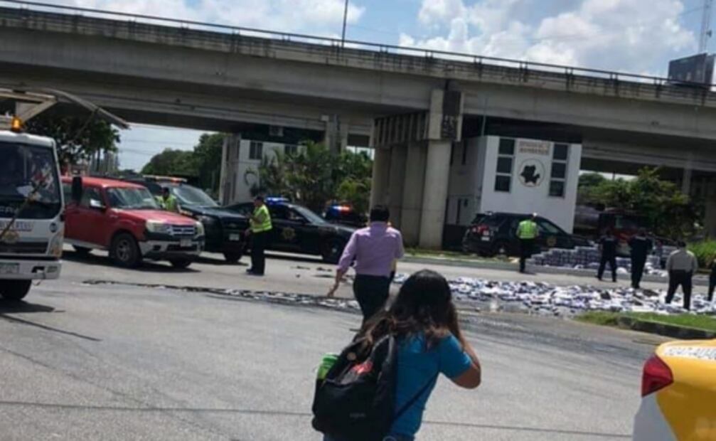 Habitantes aprovechan volcadura de camión para robar cerveza en Yucatán