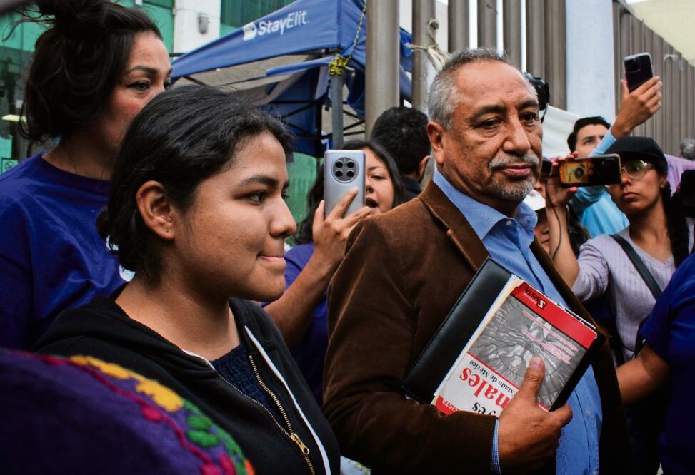 A un lado de Roxana, el abogado Ángel Carrera explicó que con el aplazamiento de la audiencia no se ha suspendido el fallo de seis años dos meses de cárcel, aún queda firme y eso les preocupa. Foto: Brenda Martínez / El universal