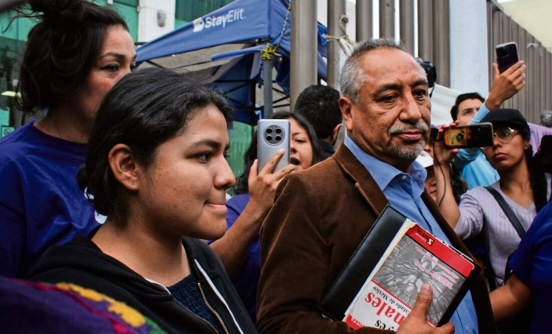 A un lado de Roxana, el abogado Ángel Carrera explicó que con el aplazamiento de la audiencia no se ha suspendido el fallo de seis años dos meses de cárcel, aún queda firme y eso les preocupa. Foto: Brenda Martínez / El universal