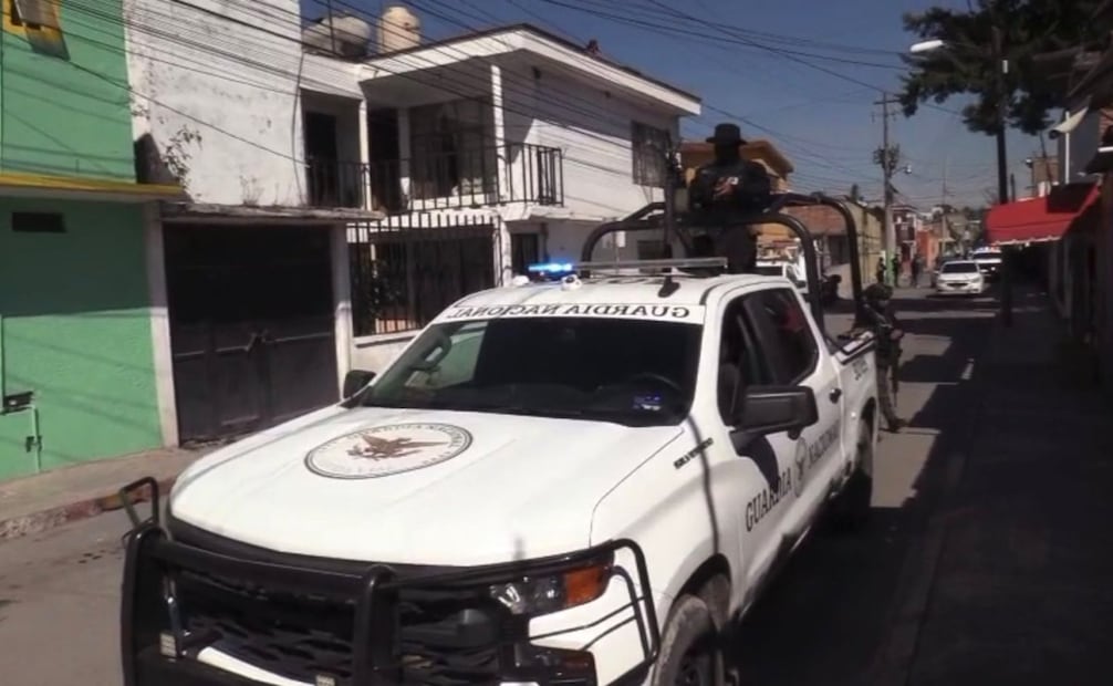 Elementos de Guardia Nacional y Sedena  realizan operativo para ejecutar un corte de energía eléctrica en una vivienda de adultos mayores en Tepeji Hidalgo.
Foto: Especial.