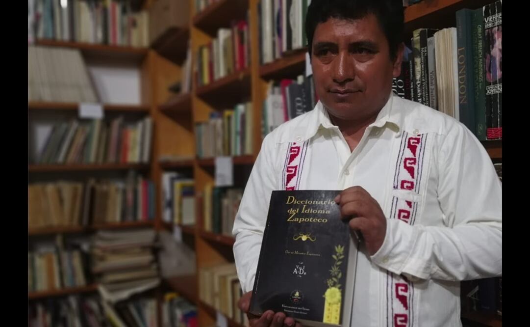 El investigador Óscar Méndez Espinosa presentó el primer “Diccionario del Idioma Zapoteco”, obra en cinco volúmenes que contiene 60 mil palabras. Foto: Lizbeth Flores