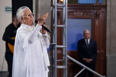 AMLO dedica en la mañanera festival musical con Eugenia León por el Día de las Madres