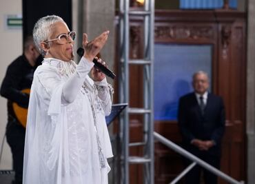 AMLO dedica en la mañanera festival musical con Eugenia León por el Día de las Madres