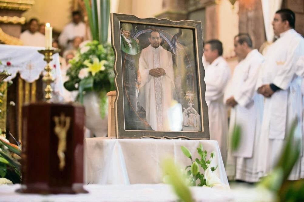 Imagen de la misa de cuerpo presente del padre José Alfredo López Guillén, asesinado en Michoacán en septiembre pasado (ARCHIVO EL UNIVERSAL)