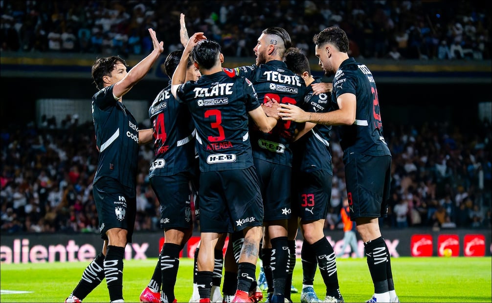 Jugadores de Rayados celebran uno de sus goles ante los Pumas en el Olímpico Universitario. FOTO: Imago7