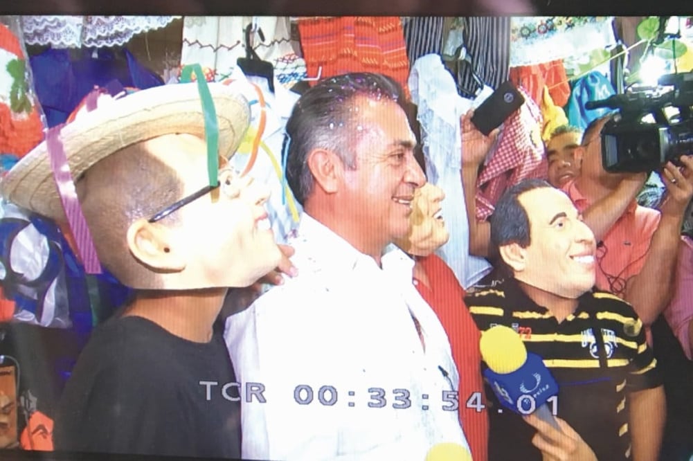 En su visita al Mercado República, El Bronco se comprometió a que de llegar a la Presidencia, impulsará la rehabilitación de los mercados públicos del país. (TOMADA DE VIDEO)
