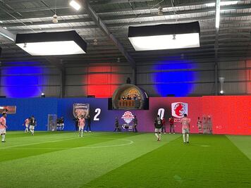 La People's League vive una espectacular inauguración encabezada por Luis García 