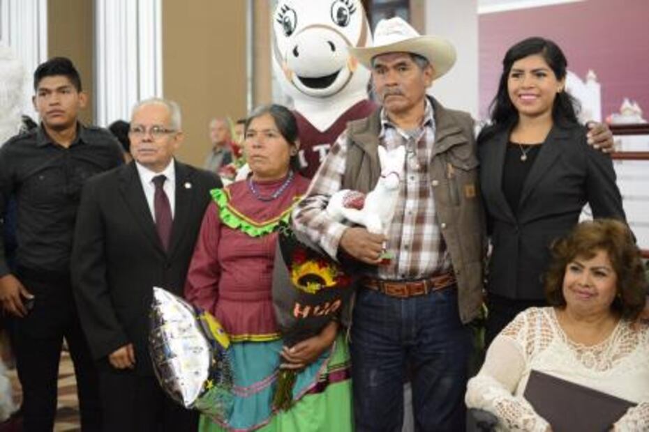"Lo lograste, hija"; foto de padres de graduada conmueve en redes sociales