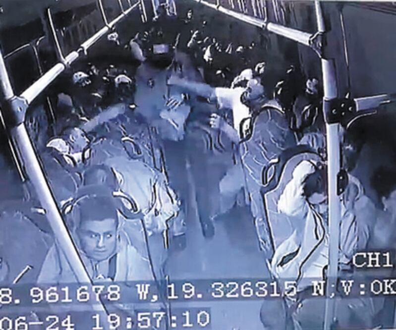 Ayer se viralizó el video de una balacera en un autobús entre un pasajero y tres ladrones. Foto: TOMADA DE VIDEO