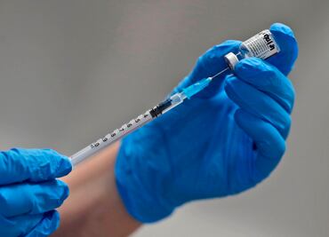 Premios Nobel piden suspender patentes de vacunas contra Covid-19