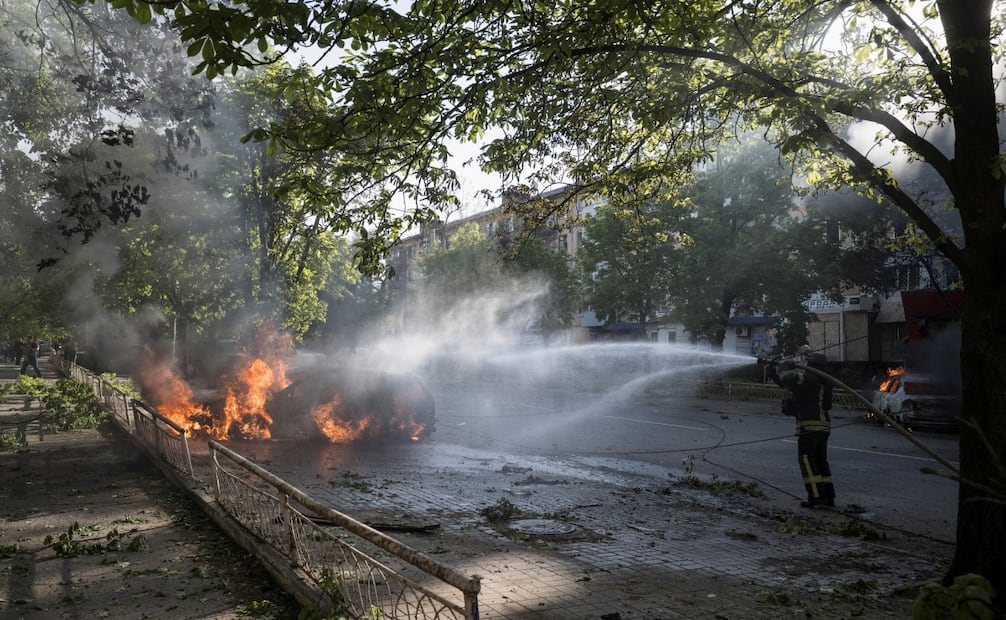 Equipo de emergencias intentan contener el fuego tras bombardeos rusos en Ucrania (05/05/2026). Foto: EFE.