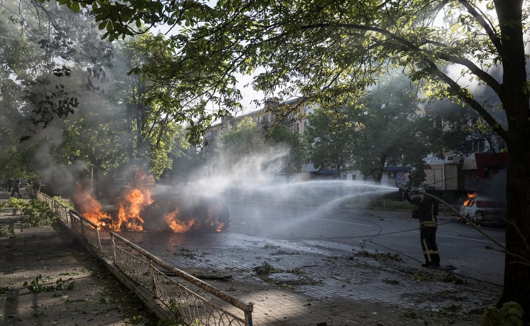 Equipo de emergencias intentan contener el fuego tras ataques rusos en Ucrania. Foto: EFE