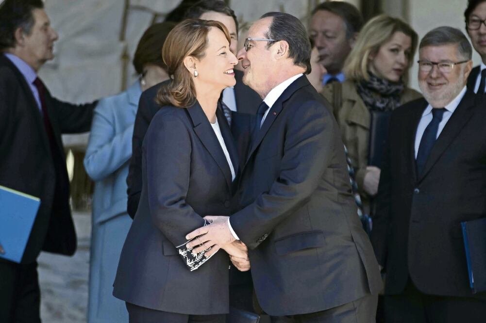 El presidente François Hollande abraza a la ministra de Ecología, Ségolene Royal, su ex pareja, tras el último Consejo de Ministros de su gobierno, en París (IAN LANGSDON. EFE)