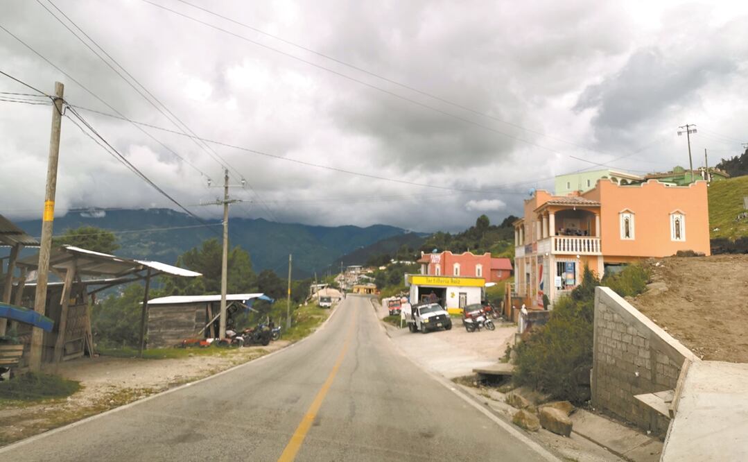Autoridades tradicionales de Zinacantán acordaron prohibir las campañas de vacunación del IMSS y la Secretaría de Salud. Foto: FREDY MARTÍN. EL UNIVERSAL