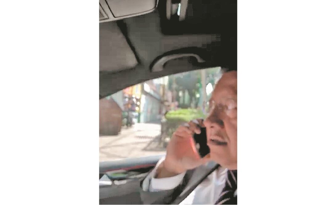 Miguel Ángel Vásquez en el momento en que muestra su amparo. Foto: TOMADA DE VIDEO