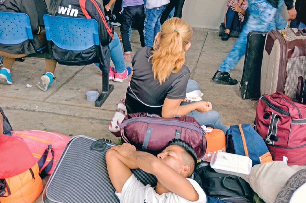 Paciencia. Venezolanos esperaban su turno en la aduana en la localidad fronteriza peruana de Tumbes. Foto: CRIS BOURONCLE. AFP