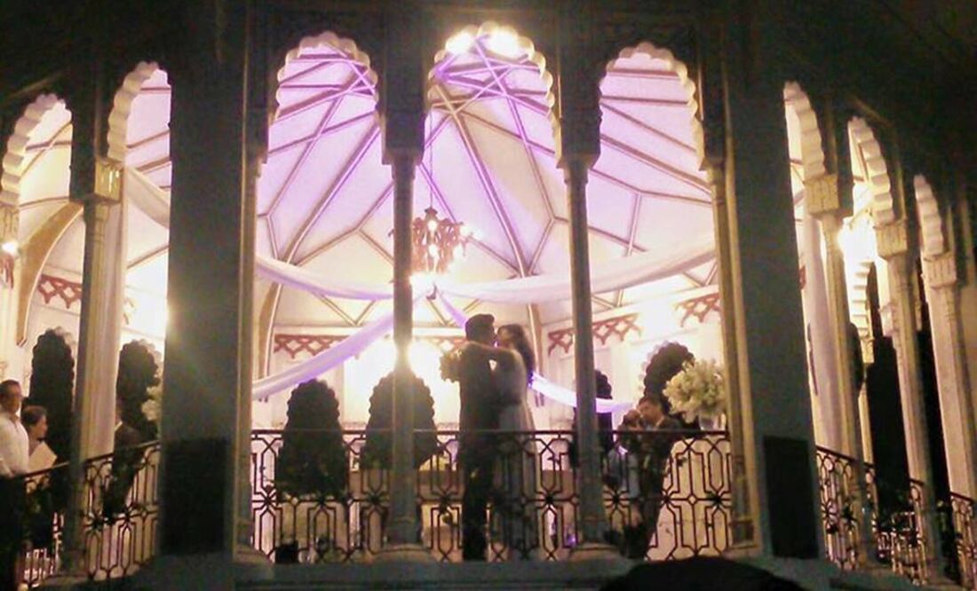 Una pareja contrajo matrimonio civil en el Kiosco de la Alameda Hidalgo de esta ciudad (Foto tomada de Facebook de Luis Rentería Salgado)