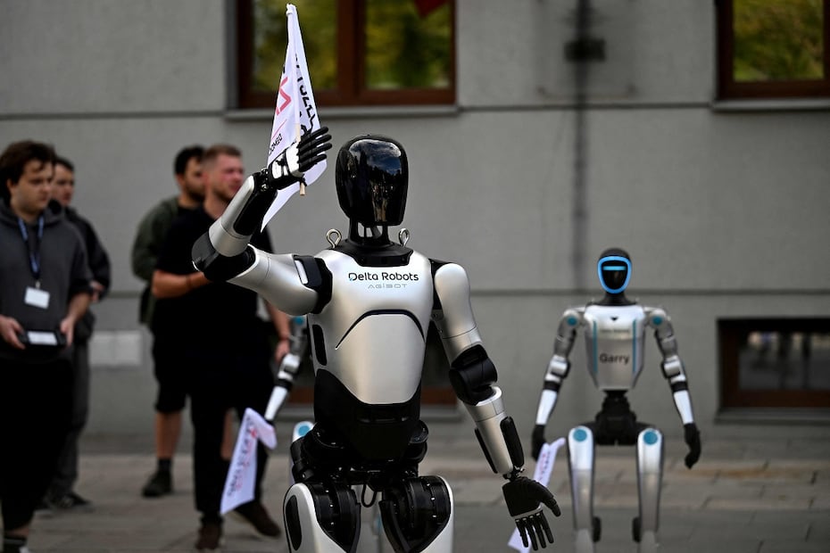 Durante la protesta, los robots caminaron en círculos y corearon lemas para llamar la atención sobre la regulación de la IA. FOTO: SERGEI GAPON. AFP