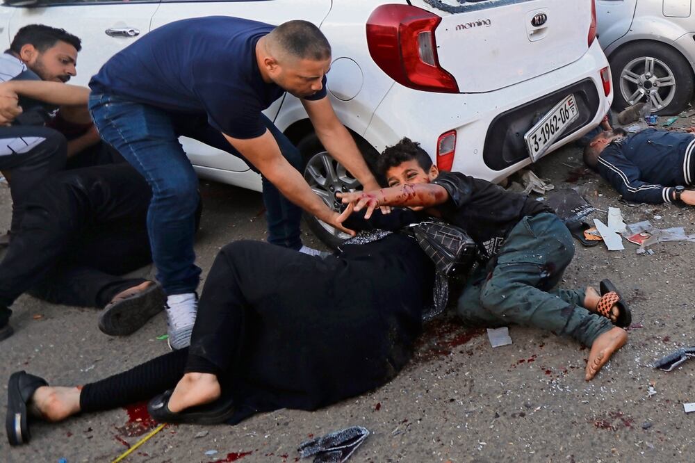 Palestinos, luego de un ataque aéreo israelí frente a la entrada del hospital al-Shifa, donde miles de desplazados se refugiaron de los bombardeos israelíes tras el inicio de la guerra. Foto: Ed Khaled /AP