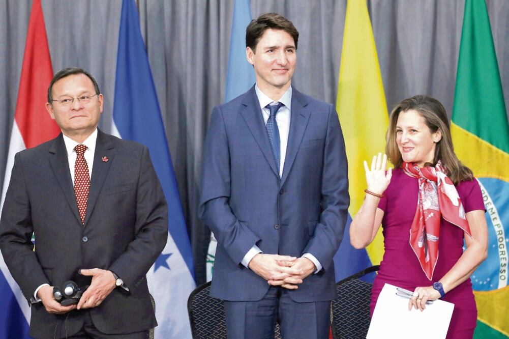 El presidente de la Asamblea Nacional venezolana, Juan Guaidó, quien se proclamó presidente interino del país, ayer en durante un evento en Caracas. (LEONARDO MUÑOZ. EFE)