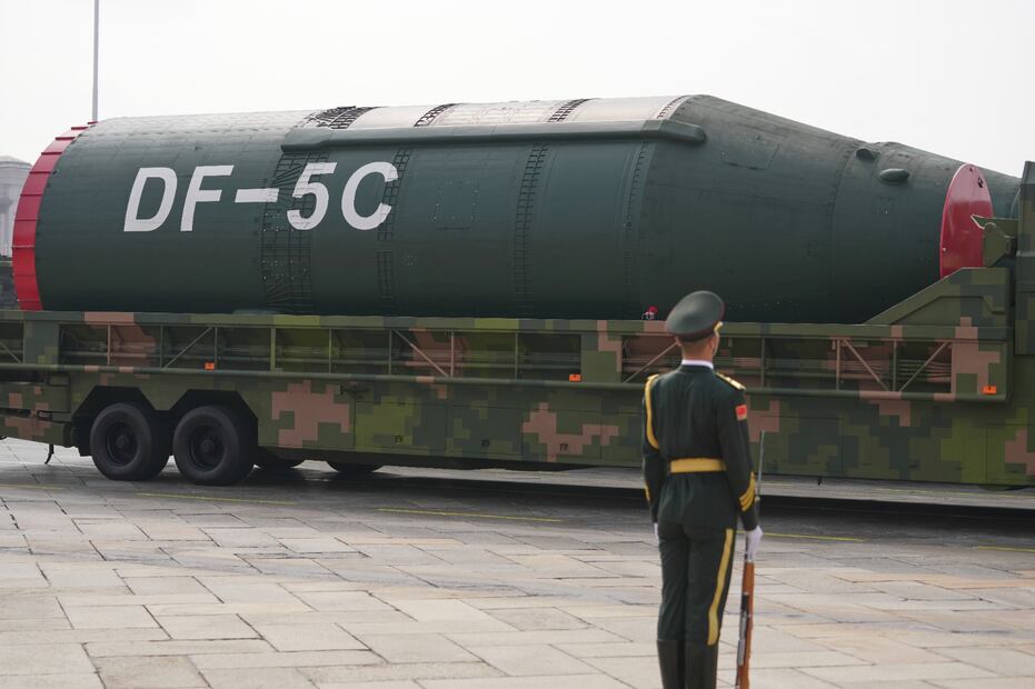 Misil nuclear estratégico intercontinental DF-5C de combustible líquido, diseñado para ser lanzado desde los campos de silos del norte de China, que podrían utilizarse para atacar el territorio continental de Estados Unidos. Foto: AP