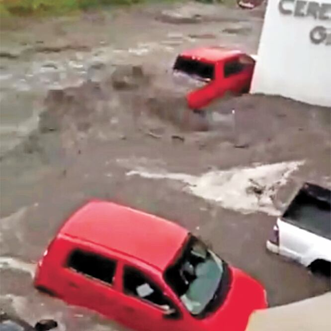 Zozobra. Las fuertes precipitaciones provocaron inundaciones de calles, que arrastraron vehículos y dejaron varados a algunos automovilistas. TOMADA DE VIDEO