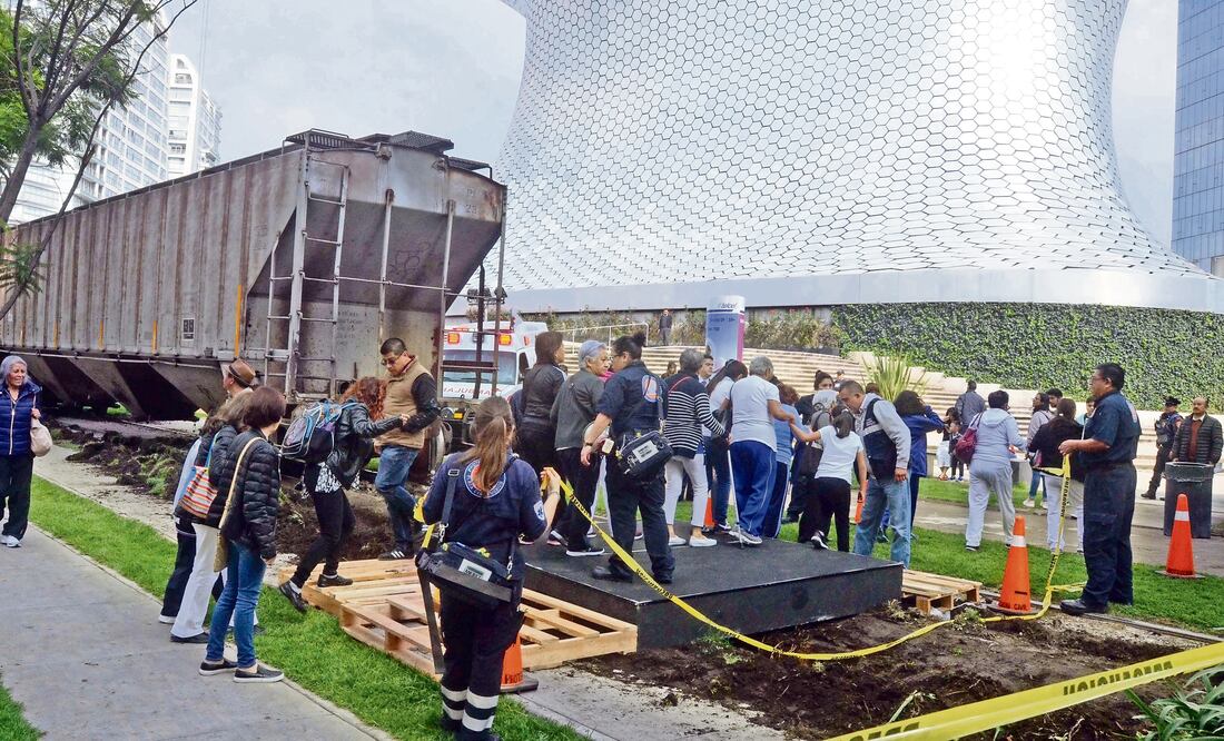 Cerca de las 10:00 horas, uno vagón salió de la vía férrea en avenida Ferrocarril de Cuernavaca, cuando trasladaba trigo a una planta ubicada en la zona de Polanco (FOTOS: ESPECIALES)