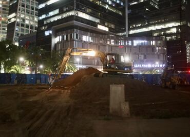 Maquinaria pesada labora en glorieta del ahuehuete; detectan fuga de agua