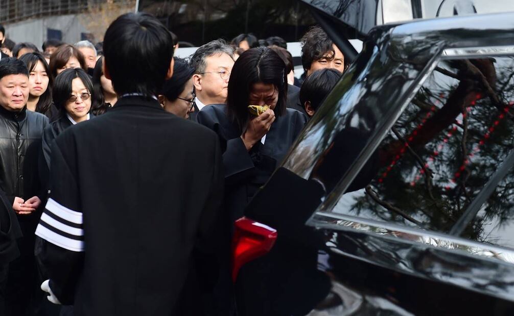 Entre lágrimas despiden a Lee Sun-kyun. Foto: EFE.