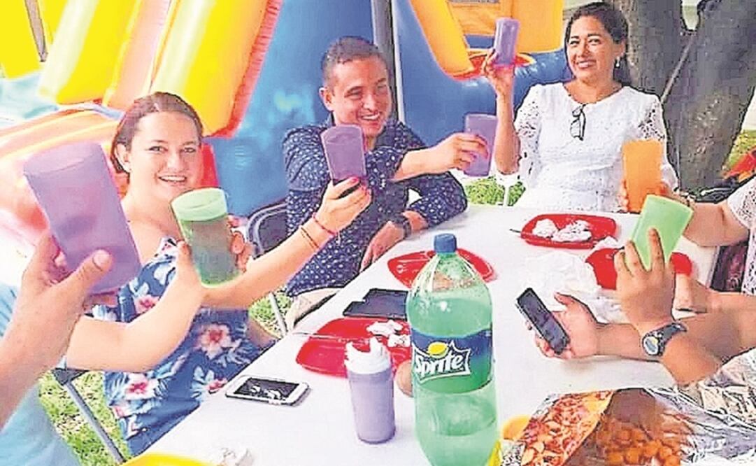 Los integrantes de Verde Fiesta llevan los trastos de plástico hasta el lugar del evento y al final los lavan con jabón biodegradable. Foto: JOSET MARTÍNEZ. EL UNIVERSAL