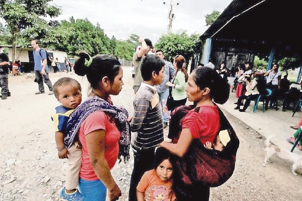 Las familias que entran a México para laborar en los campos agrícolas lo hacen con sus hijos. (FOTO: FREDY MARTÍN. EL UNIVERSAL)