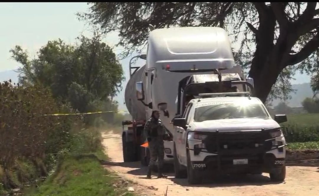 Fuerzas federales aseguran toma clandestina y tractocamión abandonado por huachicoleros en Teocalco, Hidalgo; no hay detenidos.
Foto: Especial.