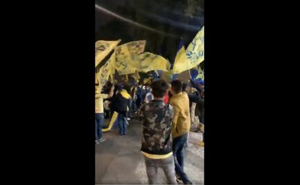 Barra del América festeja aniversario del equipo afuera de Coapa